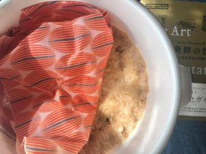 味噌仕込みエコラップで蓋をする
