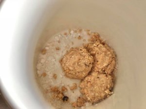 味噌玉を容器に入れる