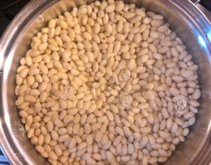 自家製味噌手順　大豆を鍋で茹でる
